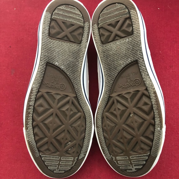 Converse women’s white size 6 sneakers.  Missing laces. - Picture 4 of 5